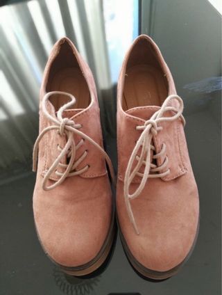 Zapatos ante rosa con cordones