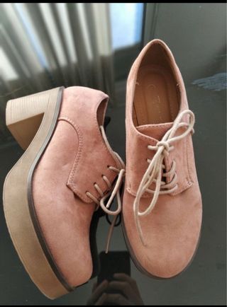 Zapatos ante rosa con cordones