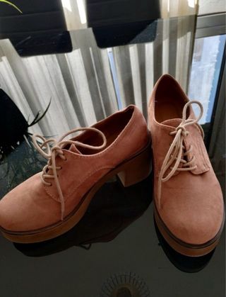 Zapatos ante rosa con cordones