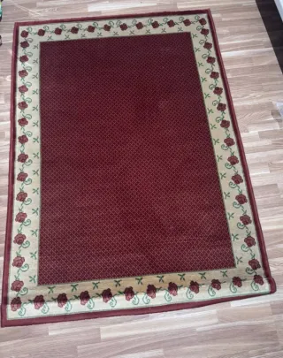 Alfombra de salón con diseño floral