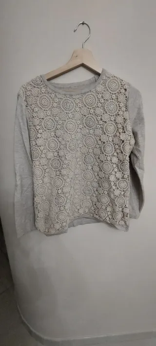 Maglione beige con ricamo e brillantini