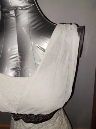 Vestido blanco con detalles dorados