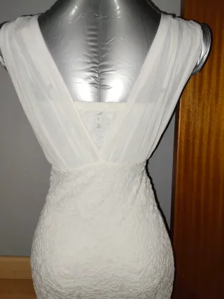 Vestido blanco con detalles dorados