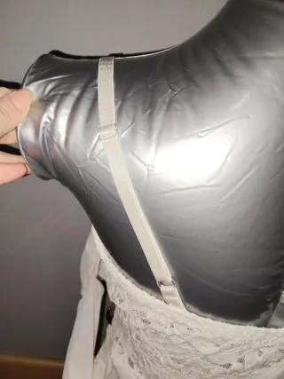 Vestido blanco con detalles dorados