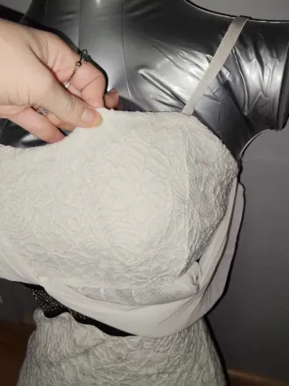 Vestido blanco con detalles dorados