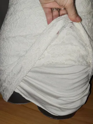 Vestido blanco con detalles dorados