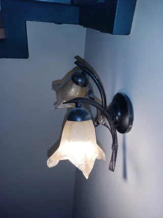 3 Lámparas de forja con tulipas de cristal