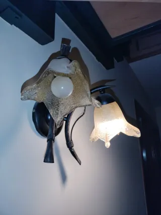 3 Lámparas de forja con tulipas de cristal