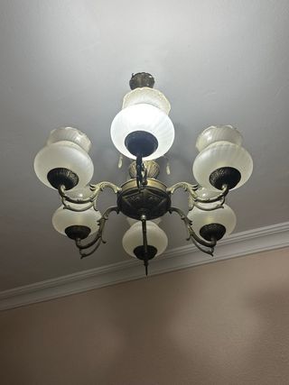 Lámpara de techo dorada y transparente