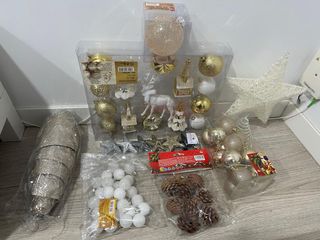 Adornos Navideños Dorados y Blancos