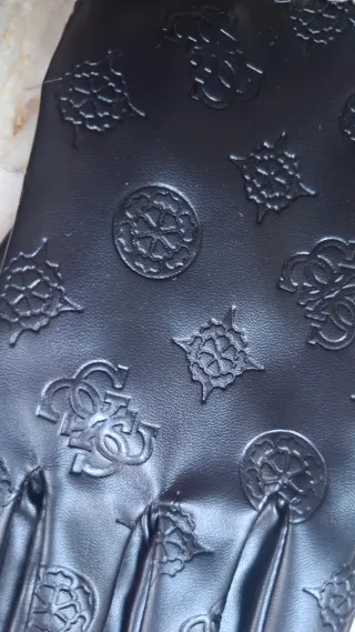 Guantes Guess Negros con Cadena