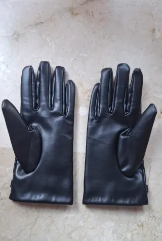 Guantes Guess Negros con Cadena