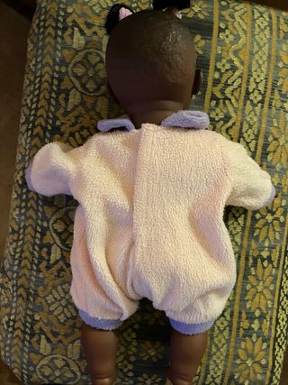 Muñeca bebé con pijama de gatito