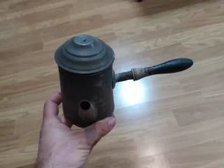 Cafetera antigua metal con mango madera