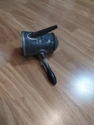 Cafetera antigua metal con mango madera