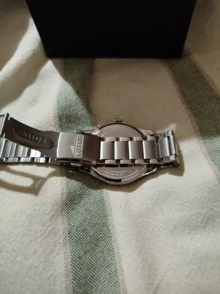 Reloj Lotus Negro y Plateado