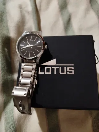 Reloj Lotus Negro y Plateado