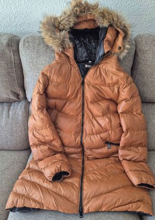 Parka marrón talla 2XL con capucha.