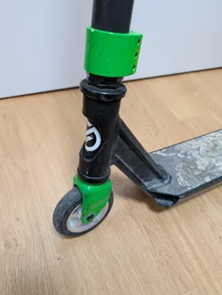 Patinete infantil negro y verde