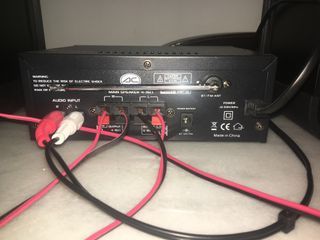 Altavoces JBL y Amplificador Negro