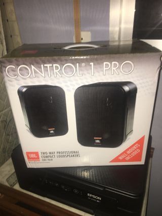 Altavoces JBL y Amplificador Negro