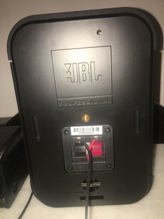 Altavoces JBL y Amplificador Negro