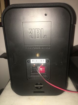 Altavoces JBL y Amplificador Negro