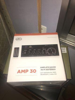 Altavoces JBL y Amplificador Negro