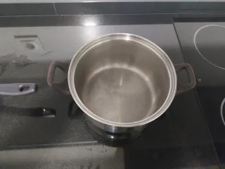 Juego de olla y cazo metálico