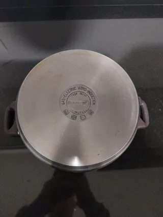 Juego de olla y cazo metálico