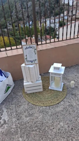 Alfombra artesanal y candelabro con vela