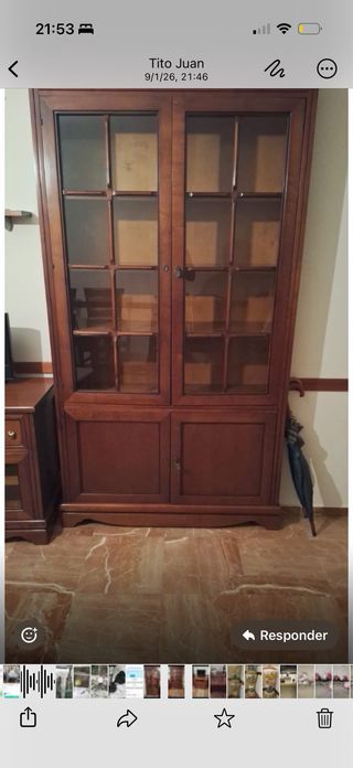 Mueble de salón de madera y cristal