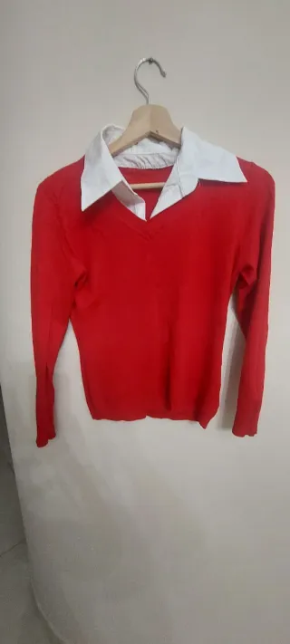 Maglione rosso con colletto bianco