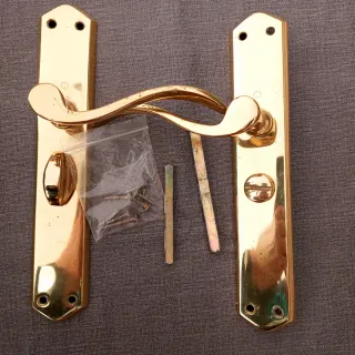 Manillas de puerta doradas
