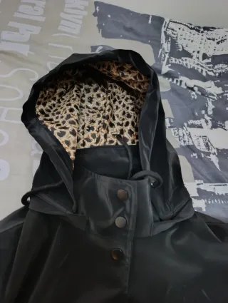 Chaqueta impermeable con capucha