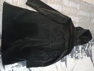 Chaqueta impermeable con capucha