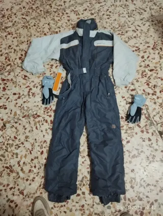 Mono y guantes de esquí talla 10 años