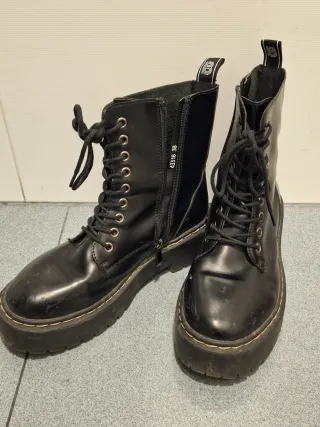 Botines negros con cordones y cremallera