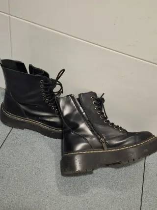 Botines negros con cordones y cremallera