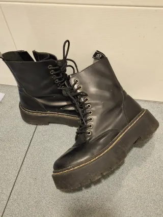 Botines negros con cordones y cremallera