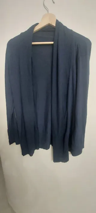 Cardigan blu con bordi a righe