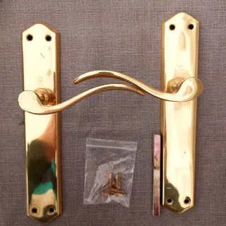 Manillas de puerta doradas
