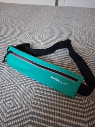 Riñonera deportiva Miniso color verde azulado