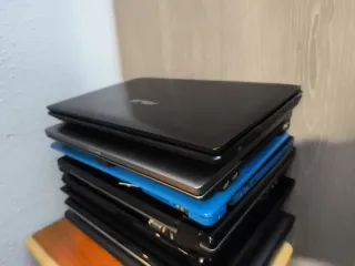 Lote de portátiles negros y azules