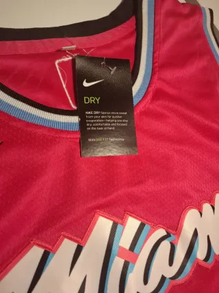 Camiseta Miami Heat Wade Talla S viene grande