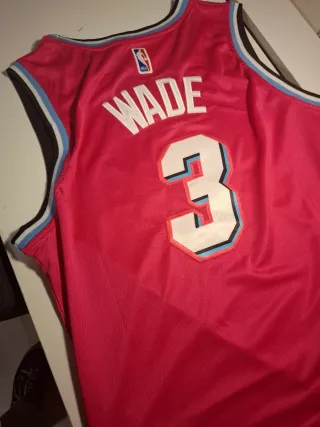Camiseta Miami Heat Wade Talla S viene grande