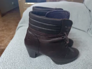 Botines de cordones marrones, altura del tacón 8cm
