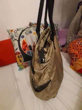 Borsa Benetton con tante tasche