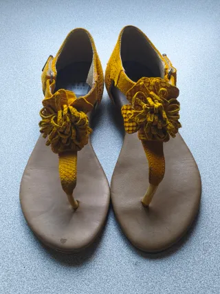 Sandálias Amarelas com Flores