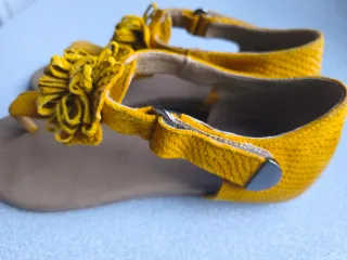 Sandálias Amarelas com Flores